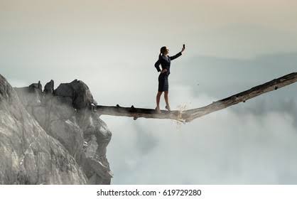 मैं ने कविताएं ‌लिखी
कहानियां भी लिखी
पर 
झूठ कभी नहीं लिख पाई...

लेकिन 

सत्य 
कहां
कब
किसे
कितना
भाया है ?

इंसान इतना बेहिस हो चुका है
आज के दौर में कि लाशों के साथ
सेल्फी मार कर सोशल मीडिया पर 
अपलोड किए जाते हैं !

आप लिखो शायद बिक जाए "दर्द" 🦋

#बिमला_वर्मा