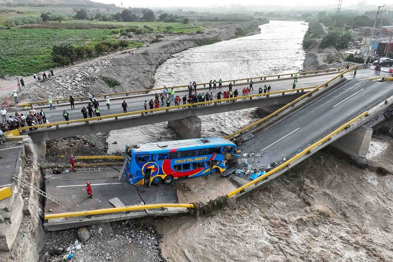 paulosbita's tweet photo. No es posible que en pleno 2025, y en una semana, se cae un puente (Chancay) y el techo de un centro comercial (Real Plaza #Trujillo). Esto ya es grave. https://t.co/oRTi4iy4ne