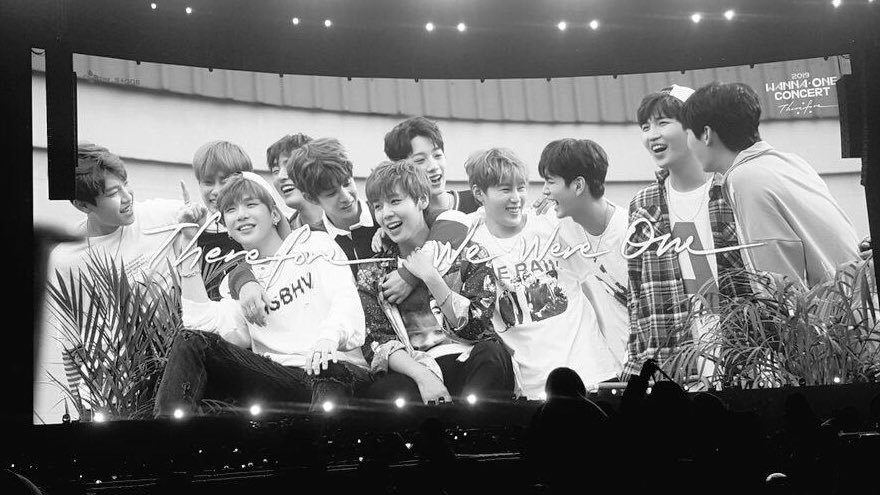 aowaaiyori's tweet photo. 撮影の間のカメラから目線を離した瞬間の彼らの笑顔が好き。
#WannaOne https://t.co/FDp7HV9DLW