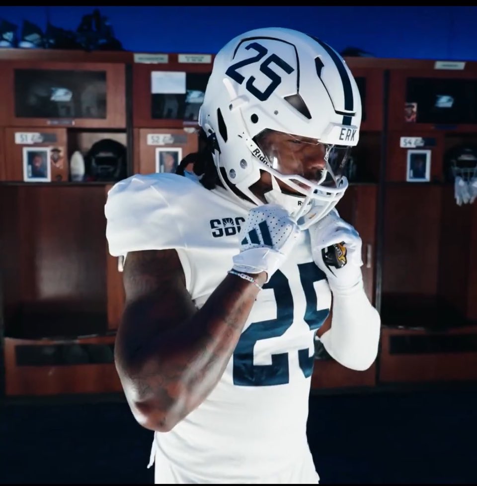 College Football Live (@collegefbonx) on Twitter photo We really need to see this look more from <a href="/GSAthletics_FB/">Georgia Southern Football</a>. The all white is too nice 💪 We really need to see this look more from <a href="/GSAthletics_FB/">Georgia Southern Football</a>. The all white is too nice 💪