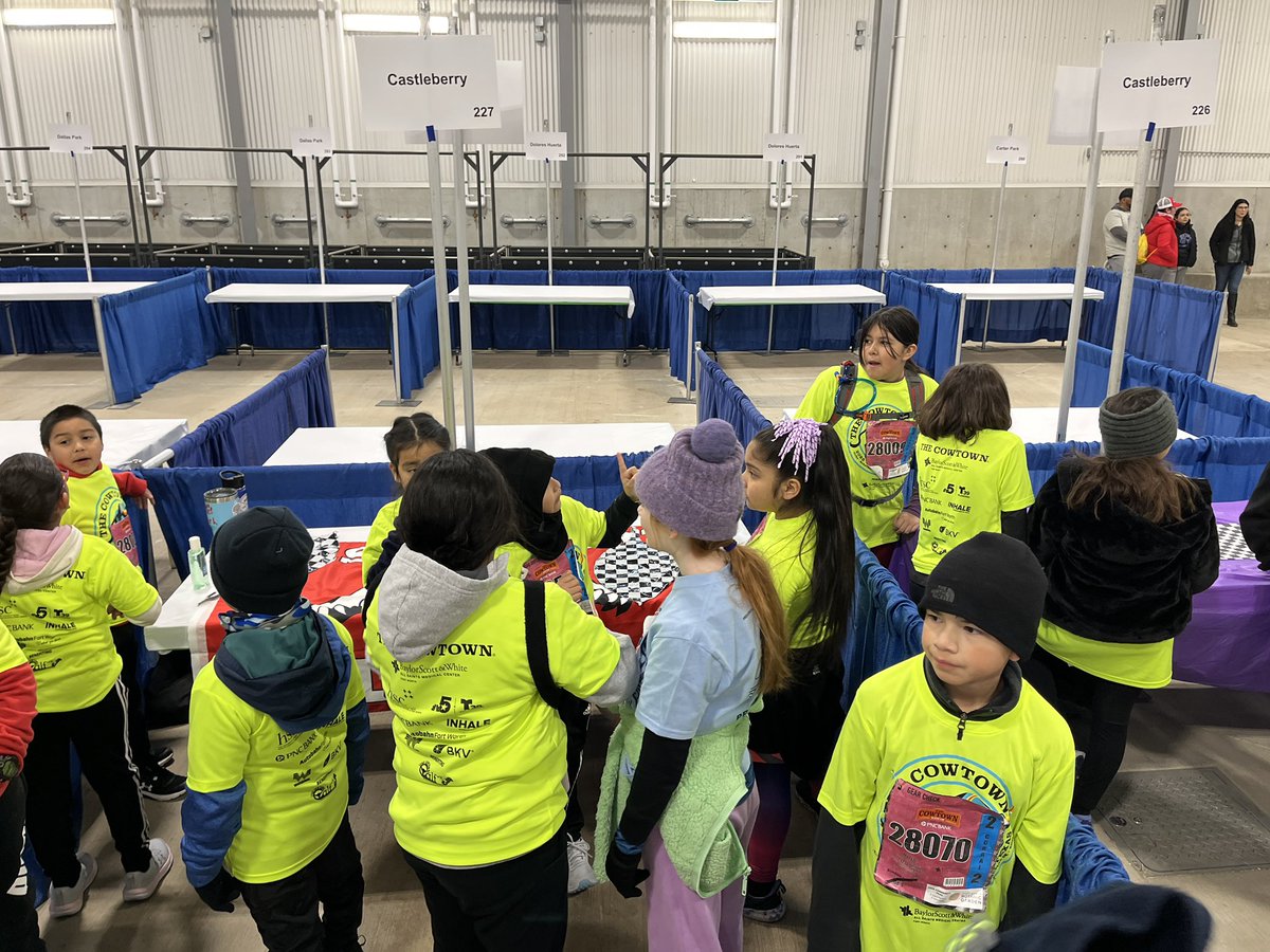 Made it to the school booths! Now just waiting until start time! #CERoars <a href="/CastleberryElem/">Castleberry Elementary</a> #Cowtown