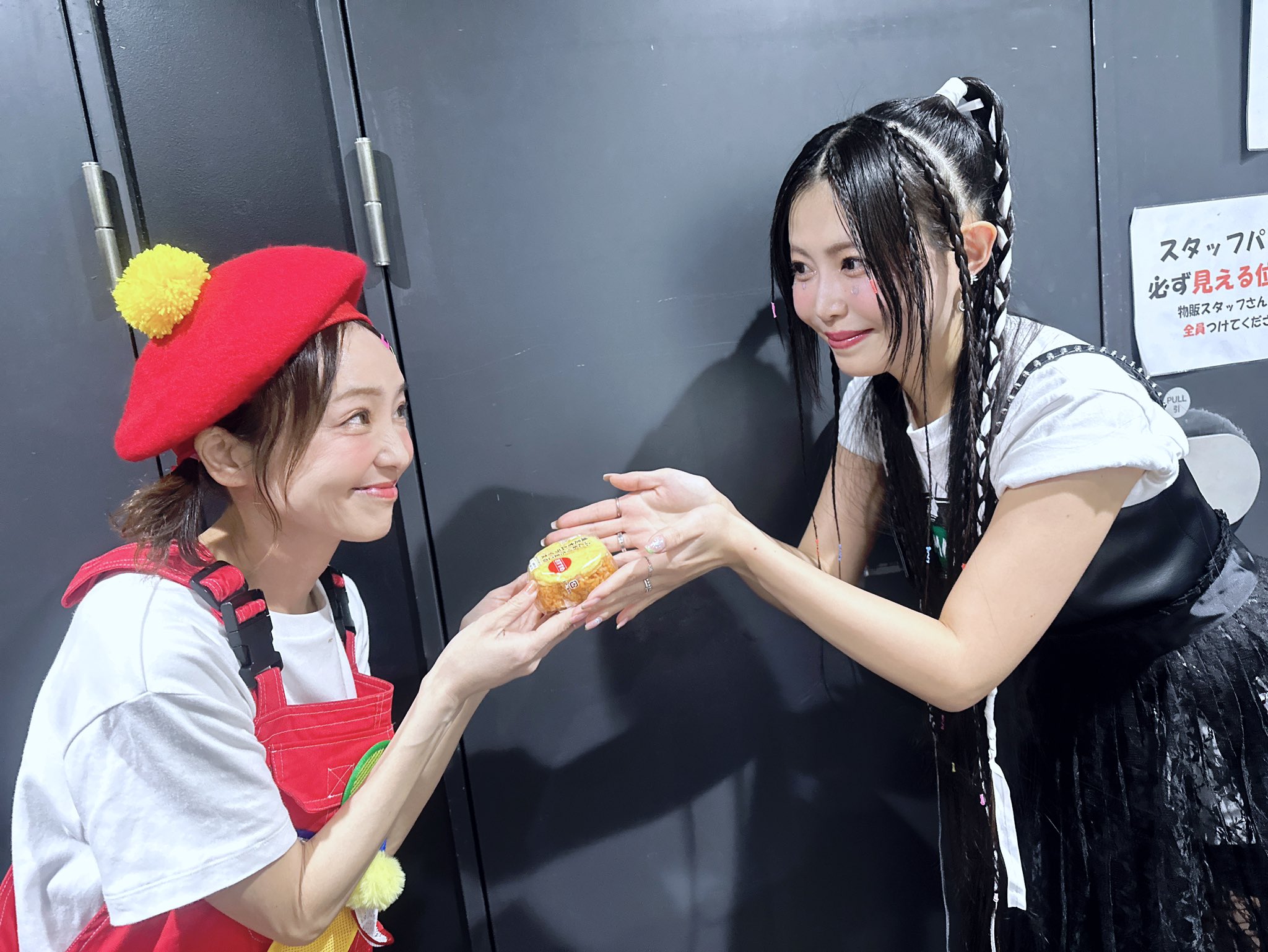 ロリコンホイホイ あまりにもロリコンホイホイすぎる金田朋子さん( @kanetomochoonpa )  『おにぎり持ってたらもっと可愛いくなってしまうのでオナシャス❗️💦(鼻息荒)』とリクエストしたところ持ってくれた…私もヘアメイクさんもﾌﾞﾋﾌﾞﾋ癒されていた…ﾌﾞﾋｨ  ...