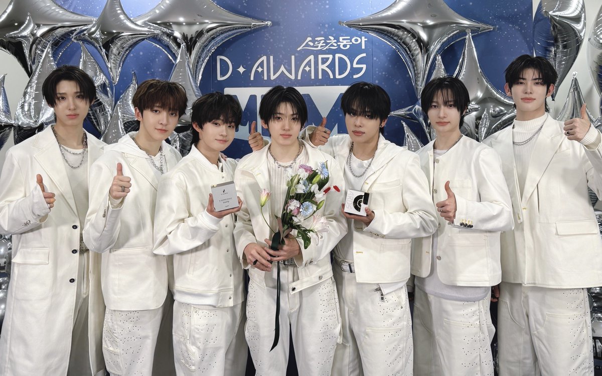 kickflip_jype's tweet photo. 📸ᴋɪᴄᴋᴋɪᴄᴋᴅᴀʏ

250222
제 1회 D Awards

🏆 D Awards Discovery
🏆 D Awards Remark

팬 여러분이 보내주신 관심과 사랑 덕분에
받을 수 있었던 값지고 의미 있는 2관왕🥰
앞으로도 킥플립과 쭈욱 함께 해주세요🛹

#KickFlip #킥플립
#Flip_it_Kick_it
#KickFlipDebut
#D_Awards #디어워즈 https://t.co/3TnpnCWiLg