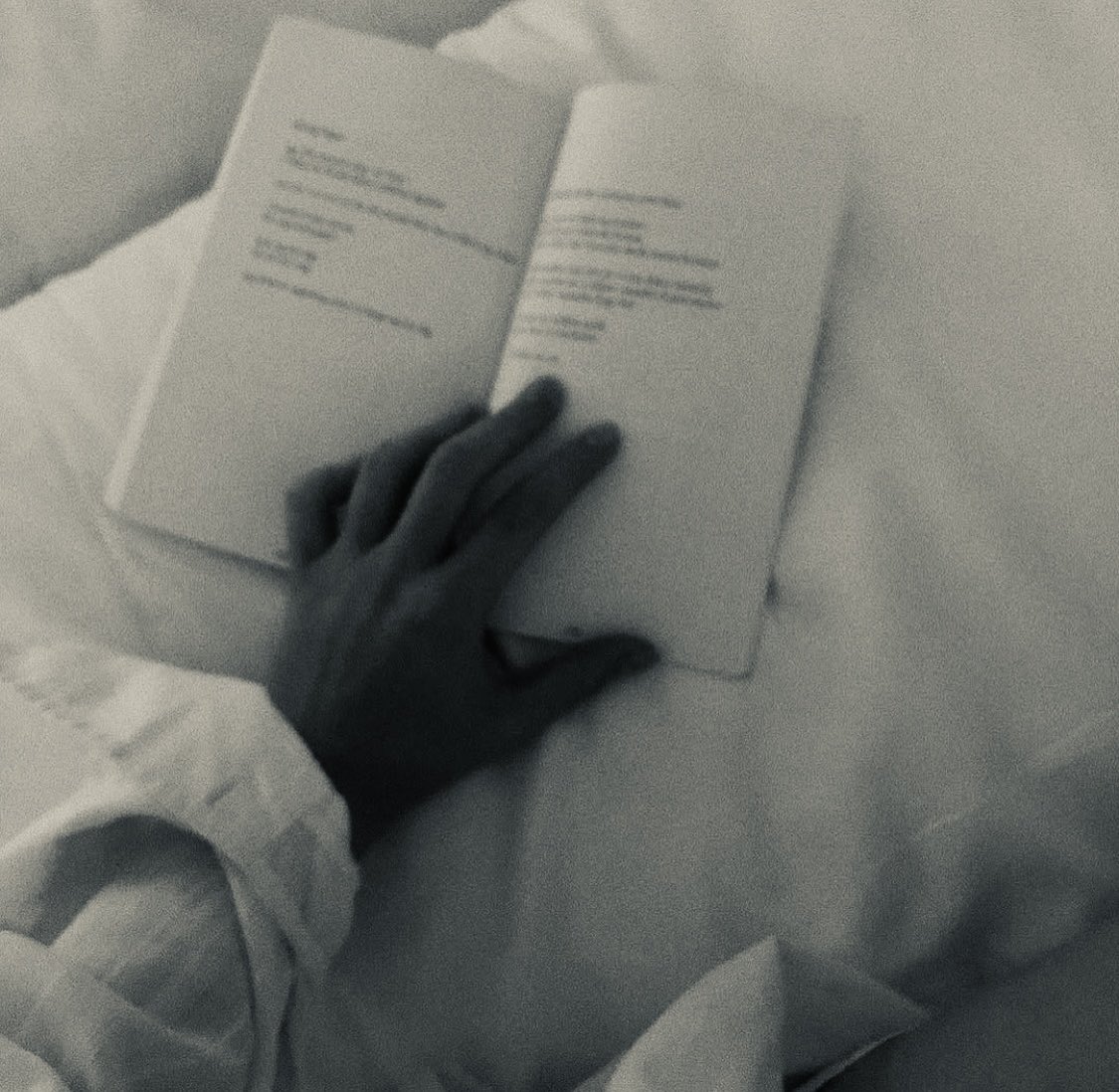 . . . 𝒜 poesia é a única forma de dizer o inexplicável, de transformar sentimentos em palavras sem que percam a alma, os poetas são aqueles que ousam sentir demais.