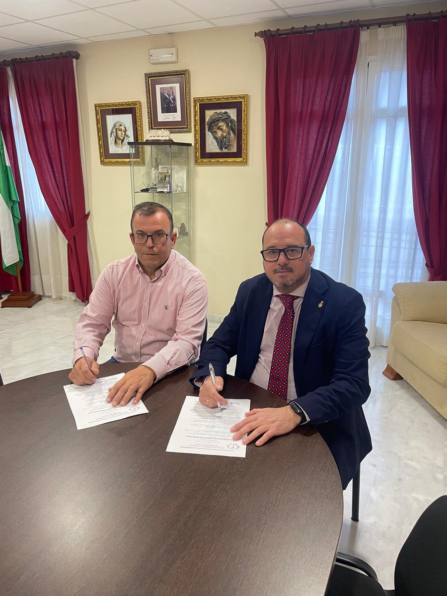 RociodeMalaga's tweet photo. 📣 Esta mañana ha tenido lugar la renovación del contrato de la Banda de CCTT de Alameda,  irá abriendo la cabeza de procesión del próximo Martes Santo.

#CofradíasMLG https://t.co/0QCel0U5rL