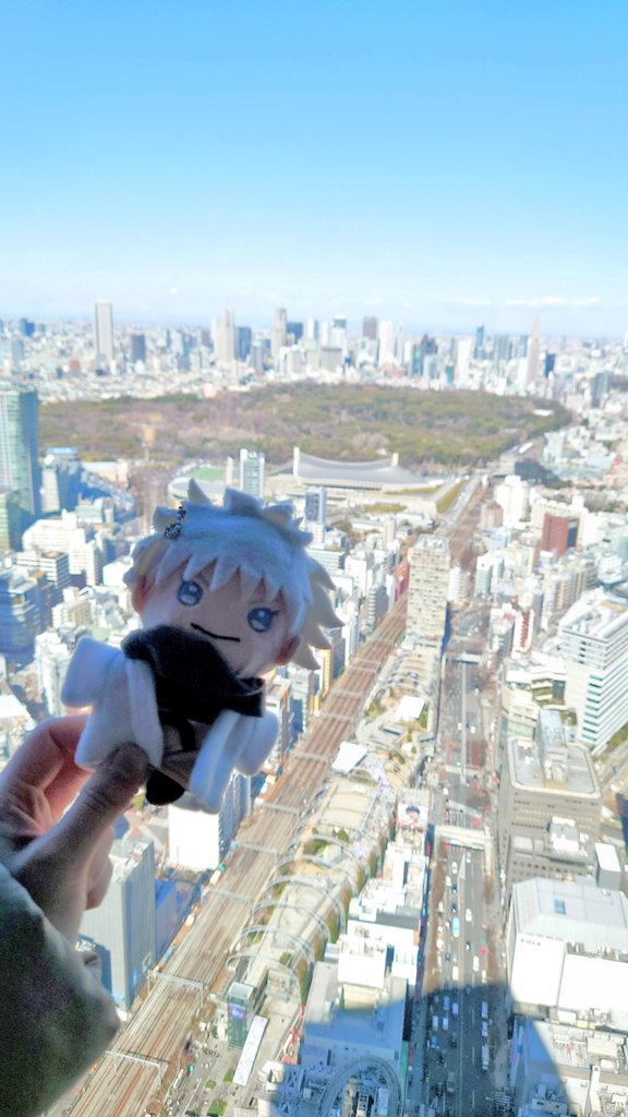 KbysPon's tweet photo. 呪術223話の場所に行って高さと景色を体感してきました。
屋外は持ち込み制限に則り、ぬいは屋内のところでお邪魔にならないようごく手短に。

聖地を抜いても素晴らしい場所✨
それに加えて話に思いを馳せ…ここにいた4人はこの辺にいたのかなぁ…方角こっち…とかね。胸熱で幸せな時間になりました。 https://t.co/E50mdRU6up