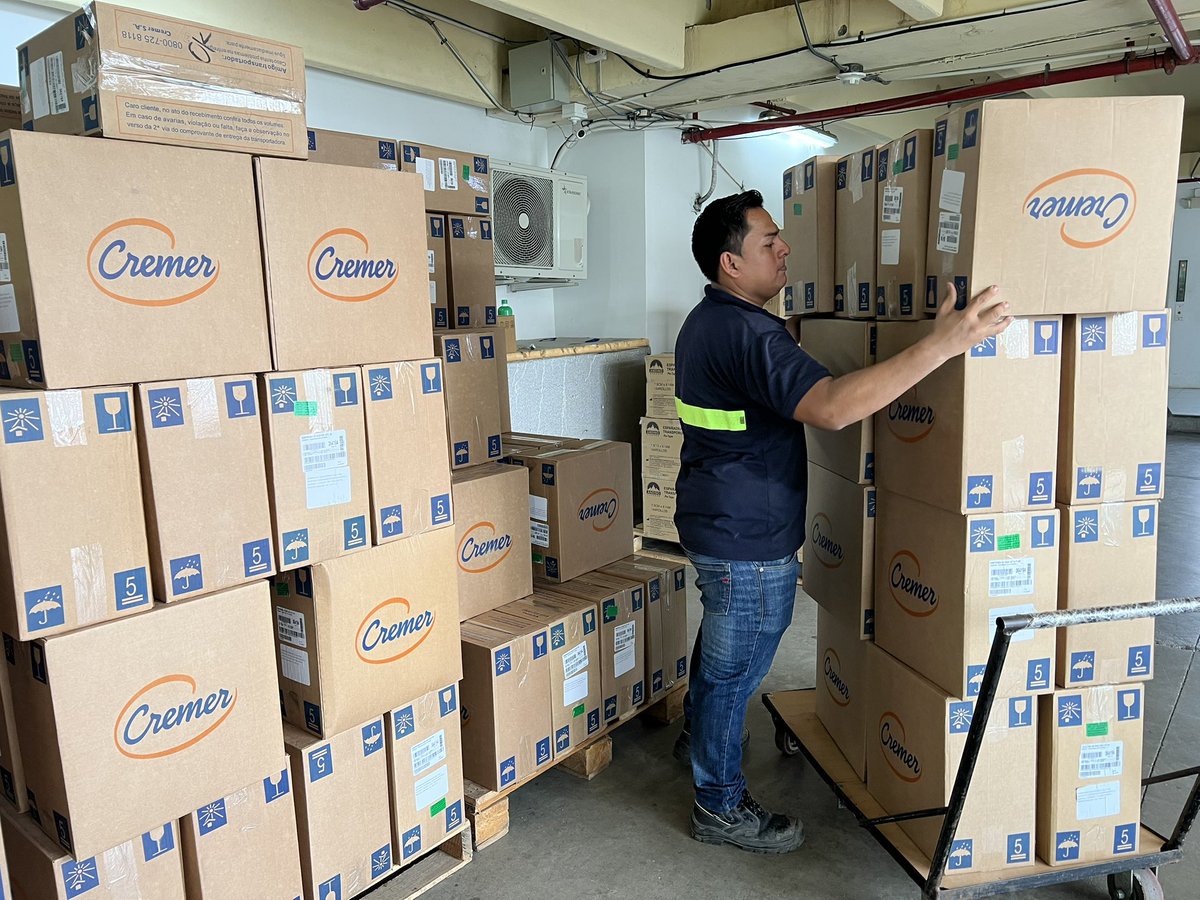 HGuayaquil's tweet photo. #ElNuevoEcuadorResuelve | El @HGuayaquil de @Salud_Ec recibió cargamento de insumos médicos, los mismos que serán distribuidos a las distintas áreas del nosocomio y que beneficiarán en los procedimientos que se le realizan a todos los pacientes. https://t.co/vzXm805sWC