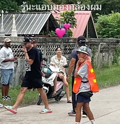 ท่านั่งพักบนมอไซค์ลิซ่าโคตรจริงโคตรคนไทย อันนี้ไม่ได้ถ่ายอยู่ด้วย เป็นภาพเบื้องหลังอ่ะ 55555555555555555555555555555555 ชีเข้าถึงซิกเนเจ้อสุดๆ