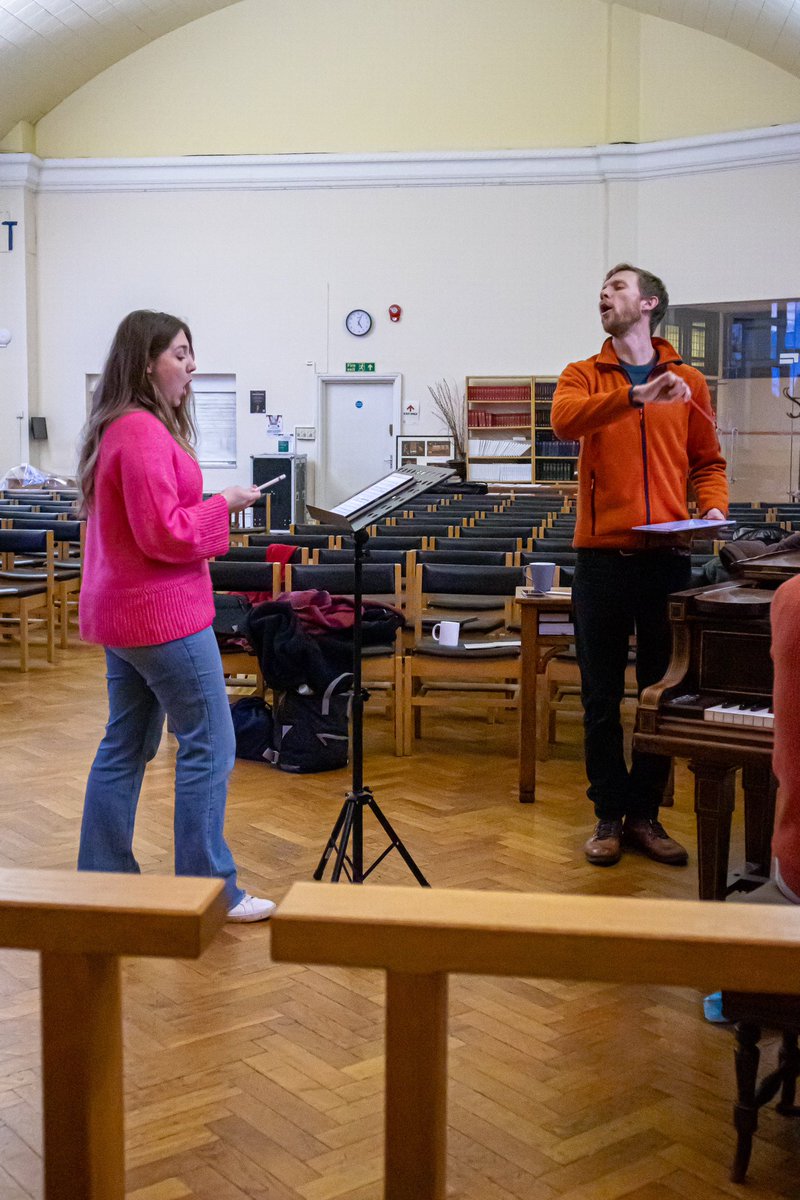 Who said music rehearsals can’t be fun?
La Cenerentola is in very fun capable hands of our fabulous music staff conductor #jonathandarbourne and repetiteur #georgeireland !
Here are some #btsmoments with one of our Tisbes #charlottebateman ✨
#hgo #hgopera #hgocenerentola