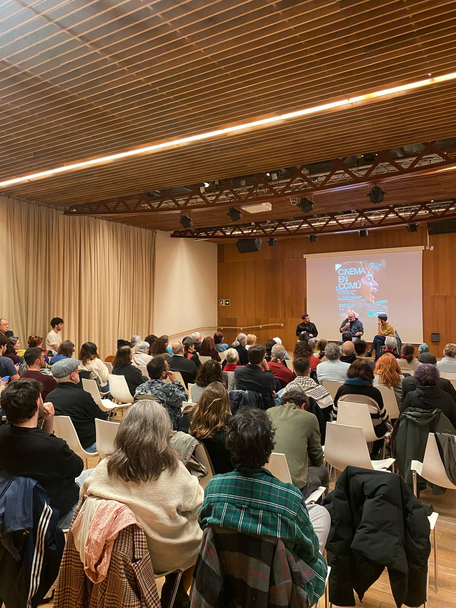 Ahir, tarda de cinema a la <a href="/VioletaDeGracia/">La Violeta de Gràcia</a> amb una molt bona películ·la i posterior fòrum amb la participació de la <a href="/PAH_BCN/">PAH Barcelona</a> i <a href="/ObservaDESCA/">Observatori DESCA</a> i les participants assistents.
Important continuar debatent i lluitant pel dret a l'habitatge. Seguim! ✊🏽