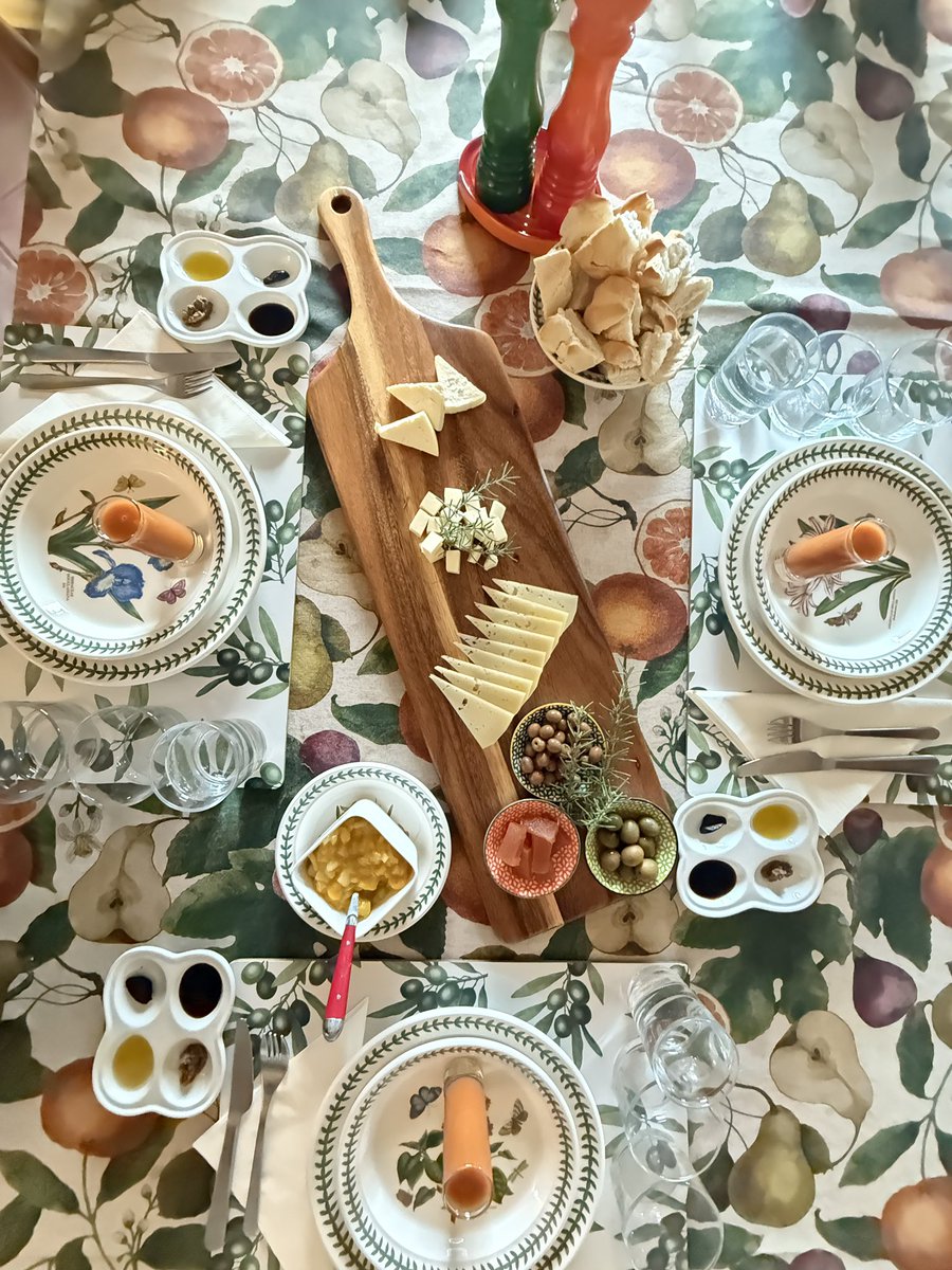 EnglishWH's tweet image. We work together!  And What I mean is we have different experiences and tours , a day trip , multi day experiences and a yoga retreat ! All of this experiences and tours are around food and nature ! Check  more in our Insta profile @themadridexperience @madridyogaretreat @IanHass