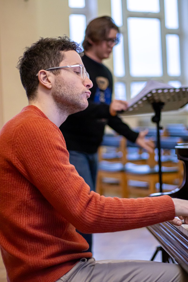 It’s giving ✨drama✨
#henrywrightbaritone showing us Dandini has layers 🧅 while working with the dynamic duo #jonathandarbourne and #georgeireland 🤩

#musicrehearsal #opera #rossini #cenerentola #dandini #layers #hgo #hgopera #hgocenerentola #conductor #drama