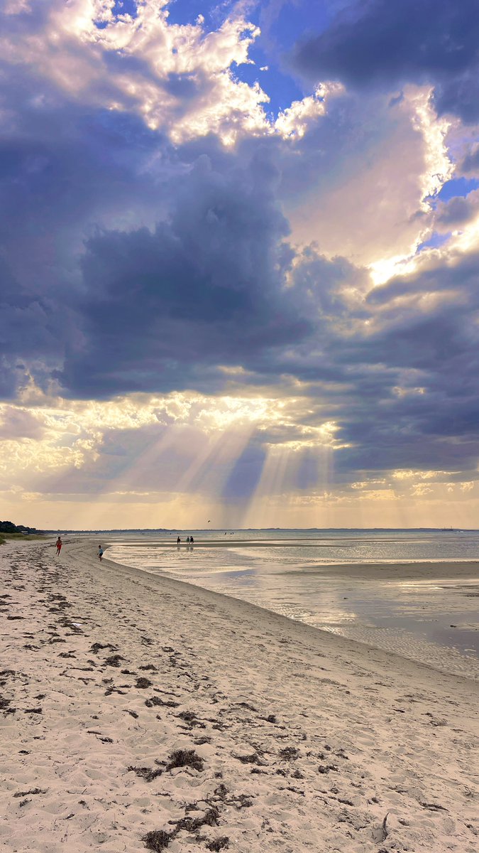 丁达尔让“看不见的光”变得可见，赋予了自然界许多奇妙的光影美景。就像阳光穿过森林的树梢，照在晨雾中时，光束被水汽散射，形成一条条柔和的光柱，仿佛大自然在轻声诉说它的秘密。

🥰✨如果我们想看天空最浪漫的样子，那就等待“丁达尔”的出现吧……