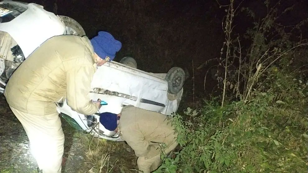 devbhoomi_live's tweet photo. Tehri Accident: देर रात शादी से लौट रहे दो भाइयों की कार खाई में गिरी, एक की मौत, दूसरा घायल https://t.co/w8dSNYoRM8