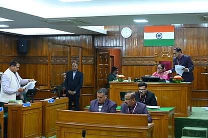 devbhoomi_live's tweet photo. Budget Session: सदन में पहाड़-मैदान का मुद्दा गर्माया, संसदीय कार्यमंत्री और विपक्षी विधायक के बीच तीखी बहस https://t.co/R1FHuu4Q5P