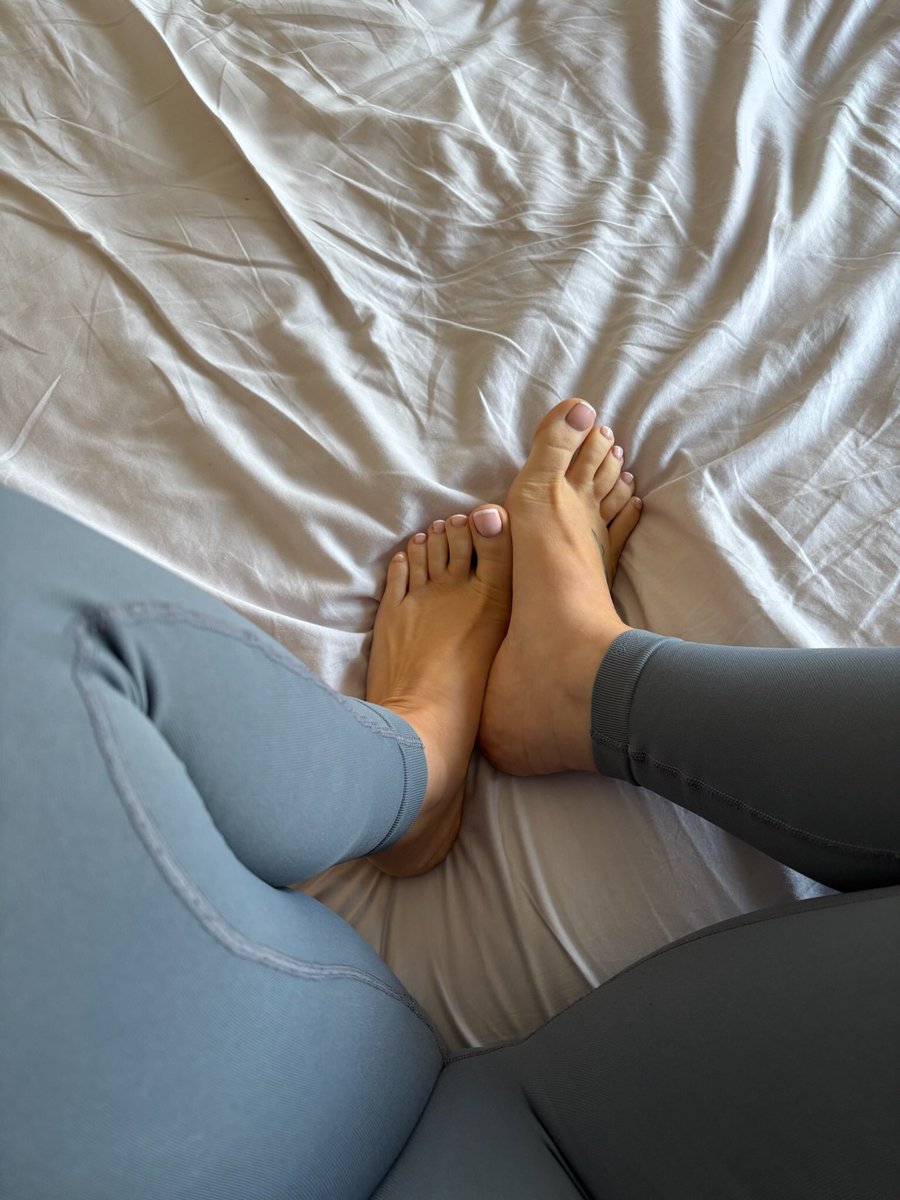 petite_emmi's tweet photo. Yoga &amp; Hotwife toes 
@FeetFinder @Yoga_Journal 
#feet #feetfinder #ukfeet #pedicure #pedi #onlyfansuk #onlyfans #ukwife #essexwife #yogagirl #yogaleggings #petite #petitewife https://t.co/jLpFieftYS