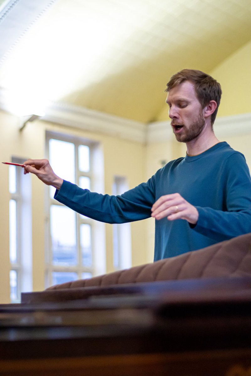 🫡Our fearless leader #jonathandarbourne in action during music rehearsals. Not pictured: his amazing singing range (soprano to baritone, we’re not exaggerating). 

#musicrehearsals #conductorlife #conductors #hgo #hgopera #opera #rossini #operalife #cenerentola #hgocenerentola