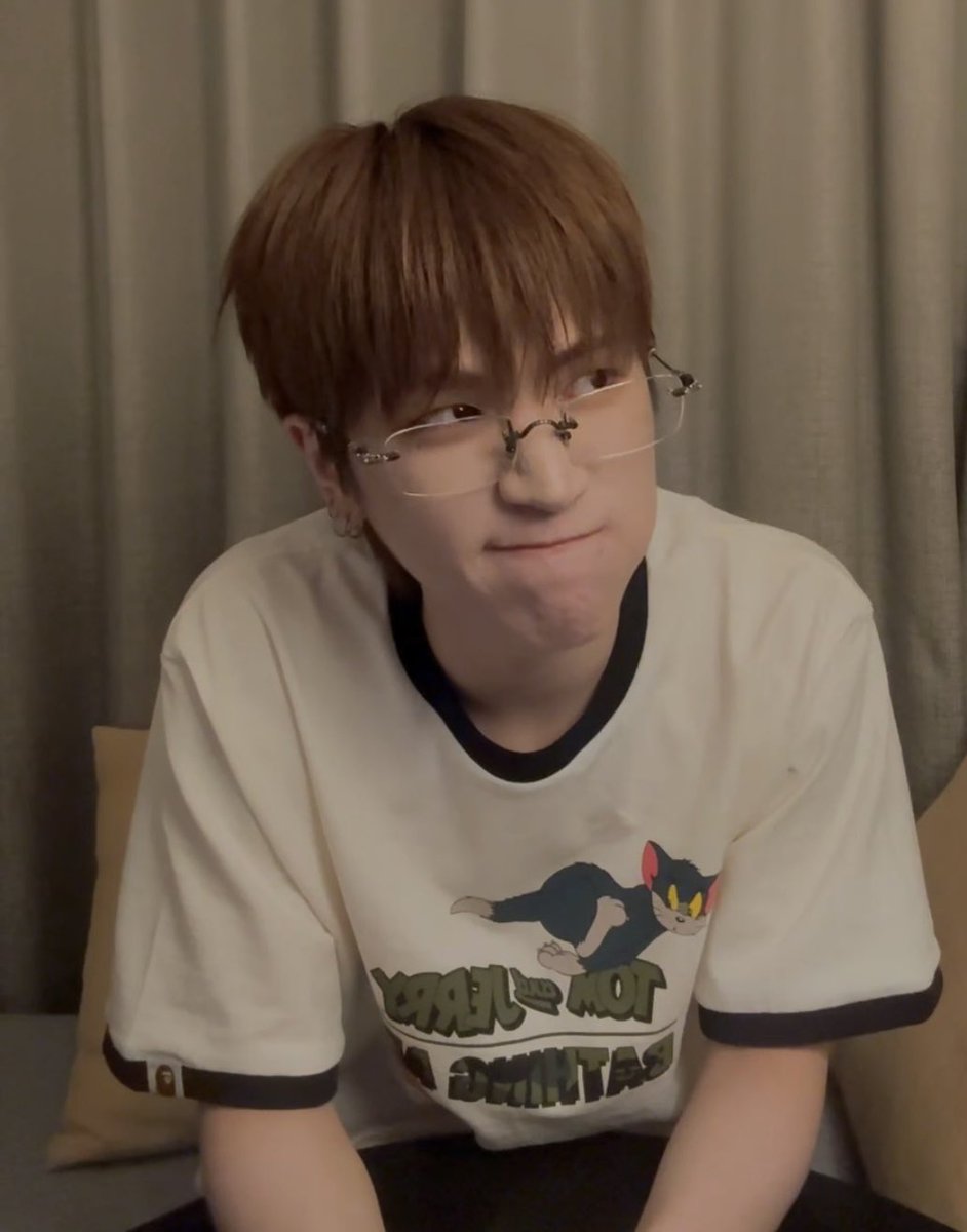 오늘 이리우 진짜 커여운 짤 많이 나왔다…
진짜 캡처할때마다 애햄이 한명이 찍혀 있음…