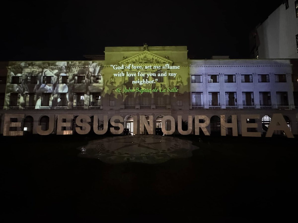 rapplerdotcom's tweet photo. ‘MABUHAY ANG DIWA NG EDSA’

A video projection of events leading to the EDSA People Power Revolution is projected on the iconic St. La Salle Hall of De La Salle University (DLSU) in Manila ahead of the 39th EDSA anniversary on Tuesday, February 25.

DLSU is among several schools in the Philippines who have suspended classes in commemoration of the EDSA anniversary, which was previously converted by the administration of President Ferdinand Marcos Jr. as a special working day.  📸 De La Salle University

RELATED STORY: https://t.co/MkmVqAPzT6