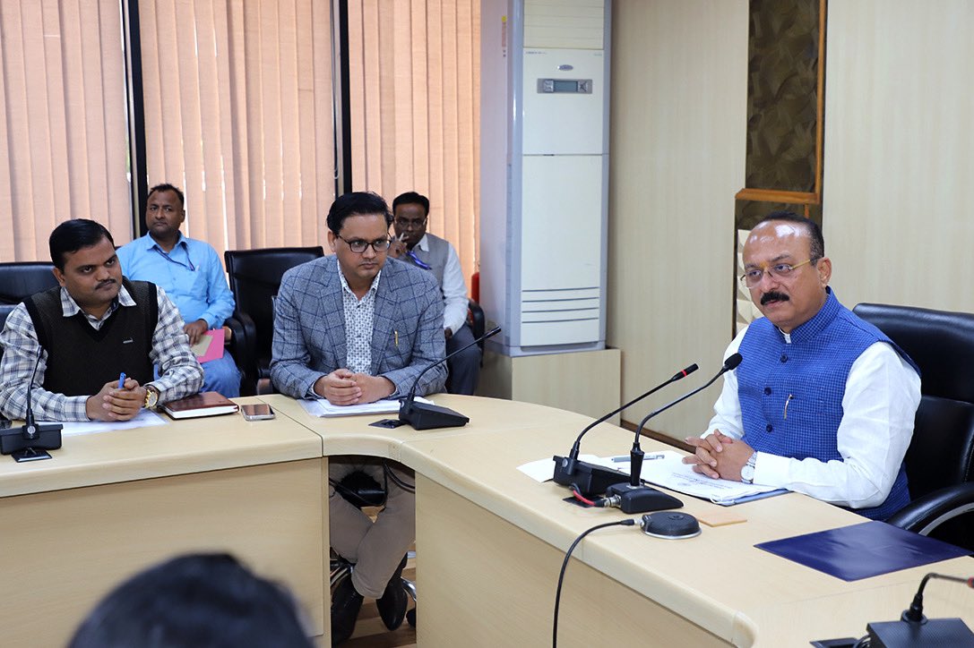 ashishsood_bjp's tweet image. विद्यां ददाति विनयं!

बतौर शिक्षा मंत्री आज सभी पदाधिकारियों के साथ बैठक कर वर्तमान शिक्षा मॉडल को सुदृढ़ करने एवं उन्हें अत्याधुनिक तकनीकी से लैश करने की रूप-रेखा पर चर्चा की। 

@JPNadda 
@blsanthosh