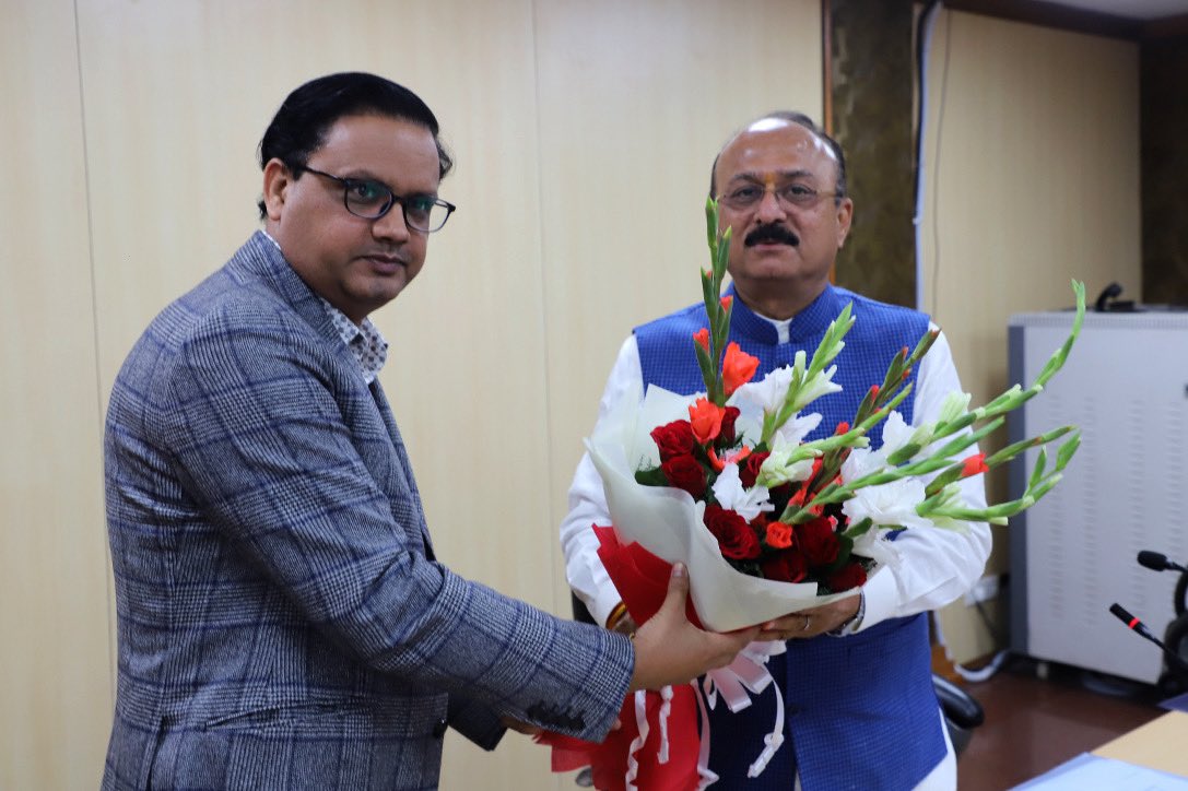 ashishsood_bjp's tweet image. विद्यां ददाति विनयं!

बतौर शिक्षा मंत्री आज सभी पदाधिकारियों के साथ बैठक कर वर्तमान शिक्षा मॉडल को सुदृढ़ करने एवं उन्हें अत्याधुनिक तकनीकी से लैश करने की रूप-रेखा पर चर्चा की। 

@JPNadda 
@blsanthosh