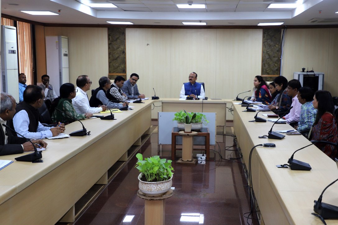 ashishsood_bjp's tweet image. विद्यां ददाति विनयं!

बतौर शिक्षा मंत्री आज सभी पदाधिकारियों के साथ बैठक कर वर्तमान शिक्षा मॉडल को सुदृढ़ करने एवं उन्हें अत्याधुनिक तकनीकी से लैश करने की रूप-रेखा पर चर्चा की। 

@JPNadda 
@blsanthosh