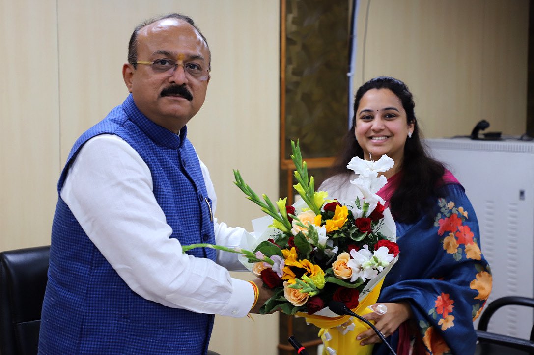 ashishsood_bjp's tweet image. विद्यां ददाति विनयं!

बतौर शिक्षा मंत्री आज सभी पदाधिकारियों के साथ बैठक कर वर्तमान शिक्षा मॉडल को सुदृढ़ करने एवं उन्हें अत्याधुनिक तकनीकी से लैश करने की रूप-रेखा पर चर्चा की। 

@JPNadda 
@blsanthosh