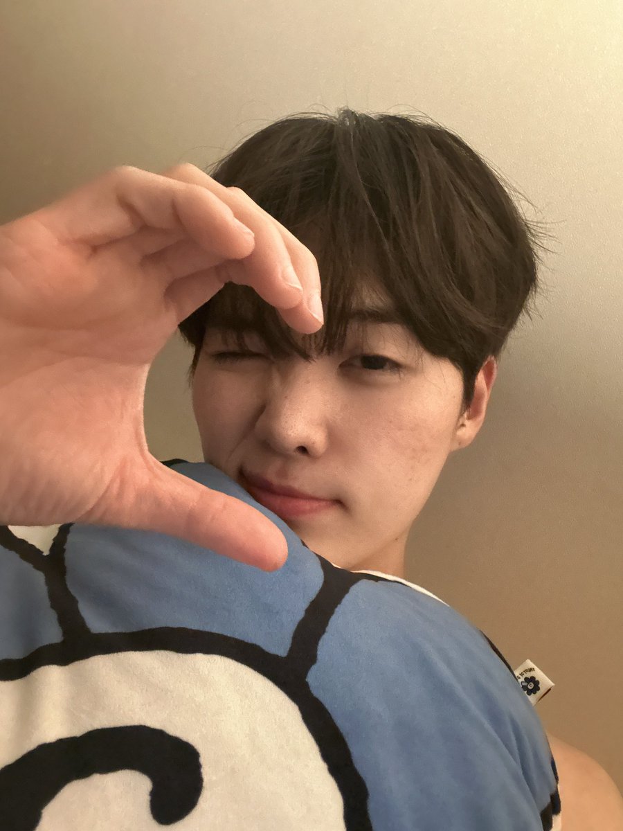 다음엔 노래도 많이 불러줄게 💙

(첫 번째 찍고 너무 쌩이라 두 번째는 스노우를 켰지 뭐야,,)