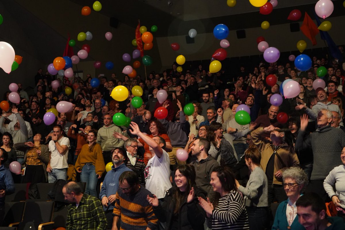 Bidaide, elkarrekin goazelako, batera. Eta bidaide, gogaide ere bagarelako. Elkarrekin ibili ez ezik, Euskal Herria elkarrekin pentsatu eta eraiki nahi dugu.

Bideak berak egingo baikaitu herri, egingo baikaitu gu.