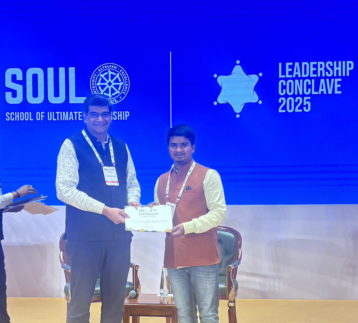 Shiva_kumarG5's tweet photo. Had an incredible opportunity to participate in the SOUL (School of Ultimate Leadership) Leadership Conclave at Bharat Mandapam, New Delhi! A huge thank you to Mr. Saurabh Johri, SOUL In-charge Director, for presenting me with the Certificate #SOUL #Leadershipconclave #Newdelhi https://t.co/ydrZklV7ac