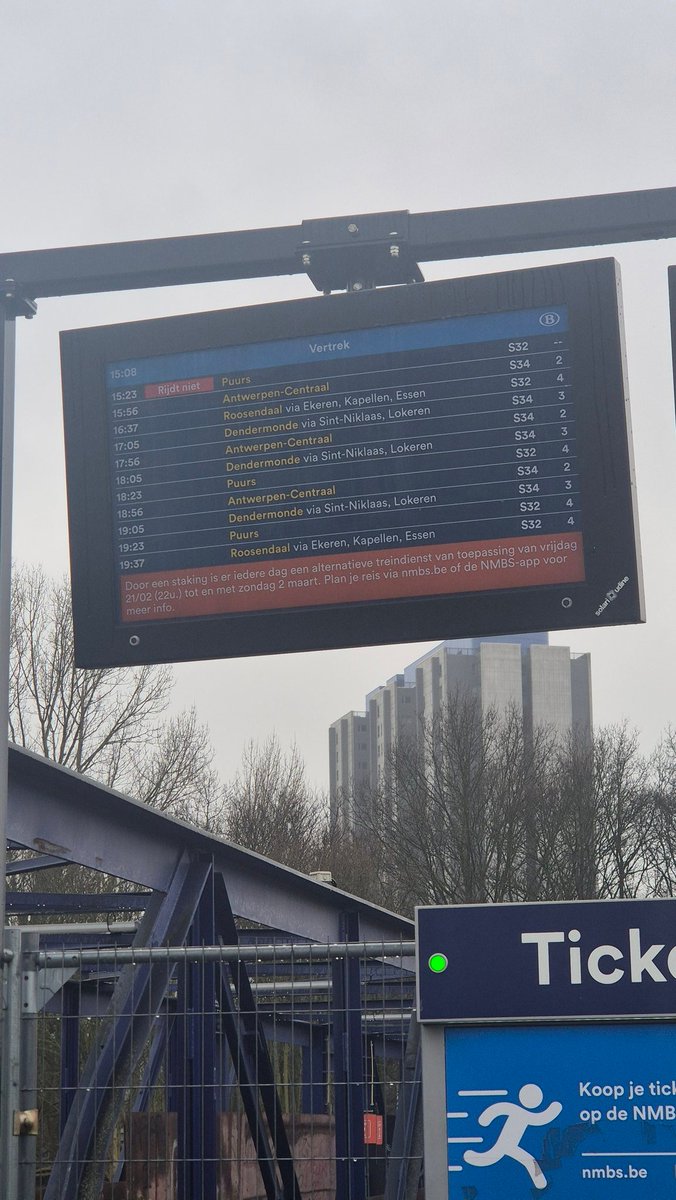 brigitte_dr's tweet photo. Uiteraard kan je op de @nmbs rekenen, staking of geen staking, om de S32 last minute af te schaffen. Merci mannen. En dan moet de werkweek nog beginnen. https://t.co/ka1IBH1FXw