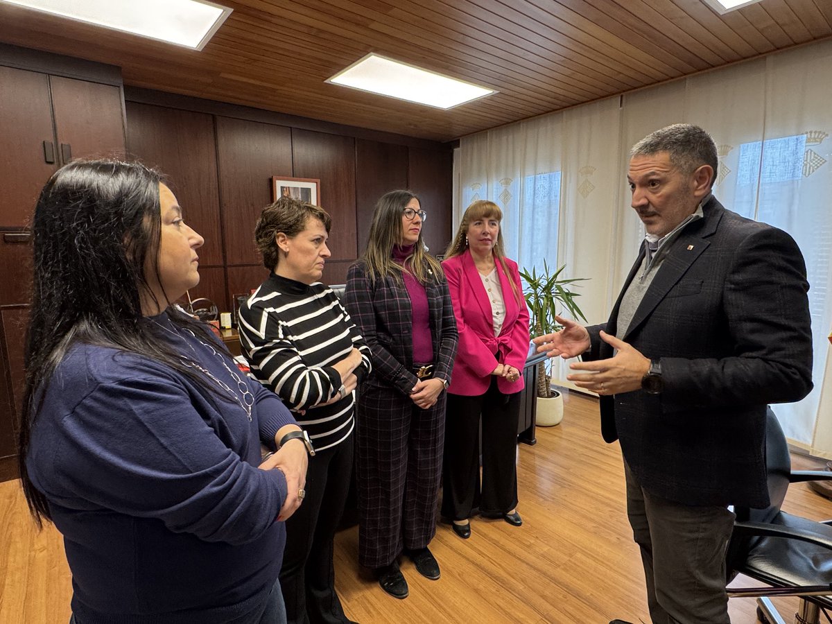 Junts per Balaguer (@juntsxbalaguer) on Twitter photo La paera <a href="/GEMMAPERIES/">GEMMA PERIES GIMENEZ</a> ha assistit aquest matí a la recepció del conseller d'Empresa i Treball, Miquel Sàmper, a la Casa de la Paeria de #Balaguer. La paera <a href="/GEMMAPERIES/">GEMMA PERIES GIMENEZ</a> ha assistit aquest matí a la recepció del conseller d'Empresa i Treball, Miquel Sàmper, a la Casa de la Paeria de #Balaguer.