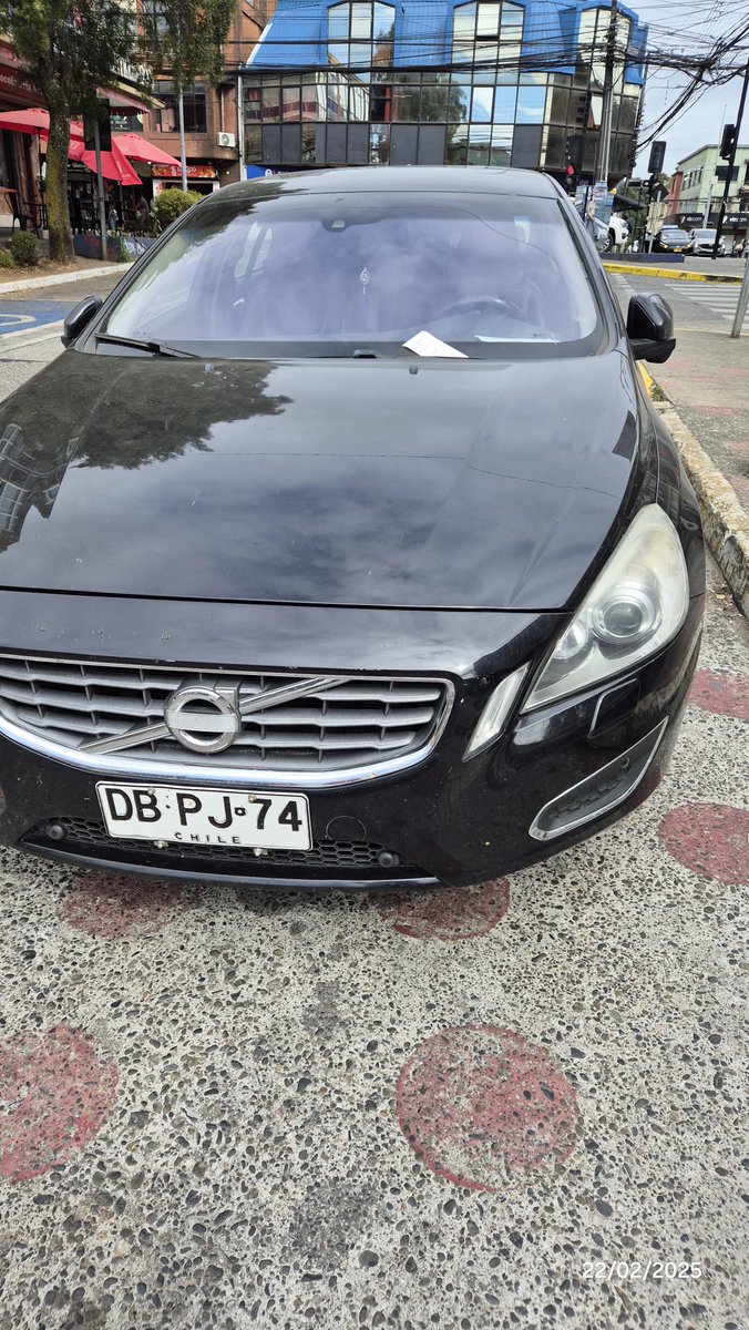 dontobal's tweet photo. Oigan @PDI_CHILE bien feo que el comisario de Victoria utilice su cargo para estacionarse mal y pretender sacarse las infracciones ah, PATENTE DBPJ74. A 10 mts había varios estacionamientos libres, solo que pagados como todos los chilenos #VALDIVIACL https://t.co/AanGlgCjWe