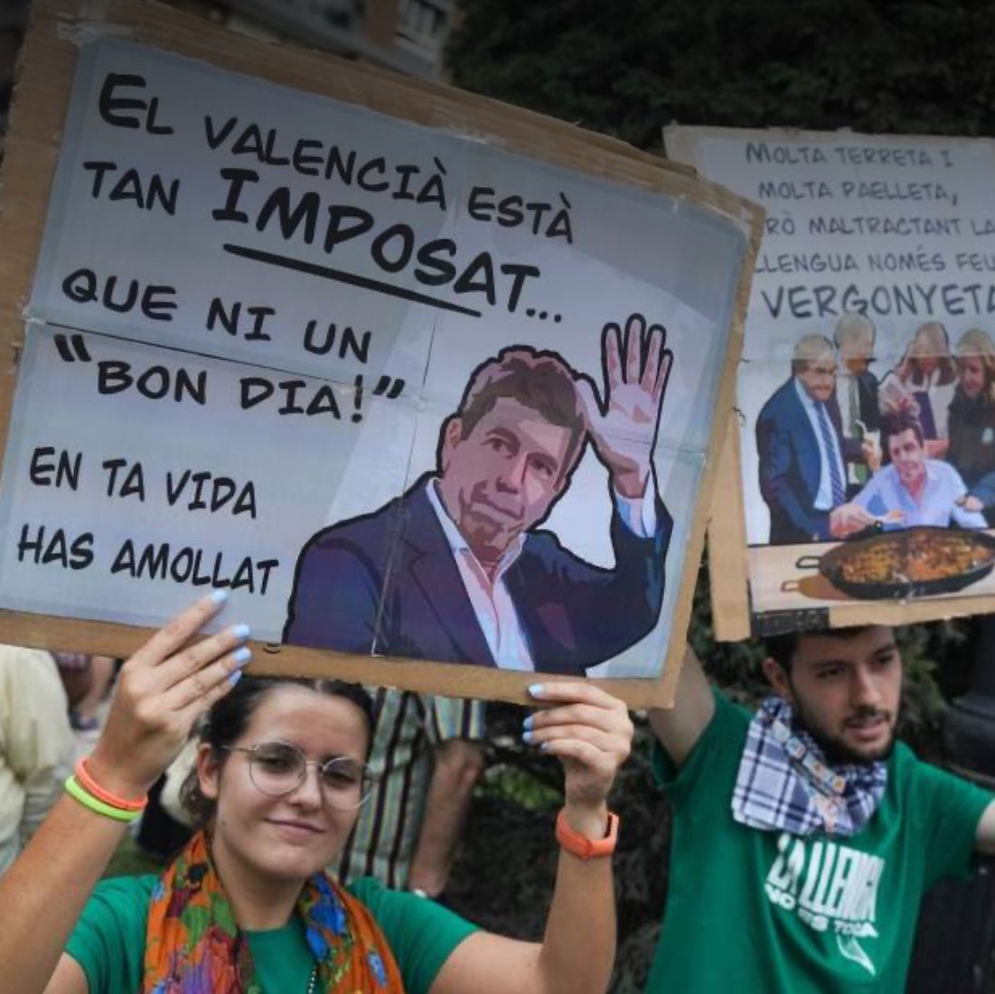 Esta pancarta diu una veritat com un temple. Mazón no parla valencià perquè no li dona la gana i l’erradicació de la llengua és el seu objectiu obsessiu. Que no et conten romanços…