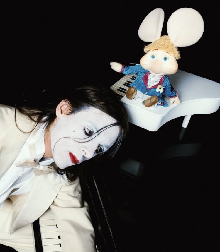 Lucio Corsi sarà ad #Eurovision2025. Che bella e romantica favola ♥️ 

Ora, però, portaci anche Topo Gigio eh