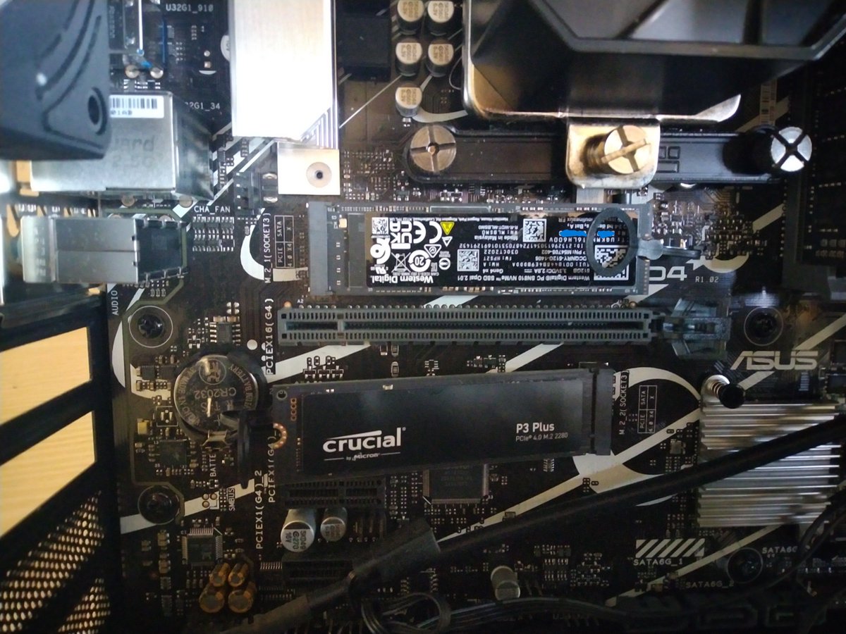 Pathfinbird's tweet image. 278元全新1T，还是PCIe 4.0的TLC，性价比爆表到让人无话可讲
（然后华硕算你狠，M.2螺丝都不给一个，直接丢俩塑料件给人固定也是厉害哈👍