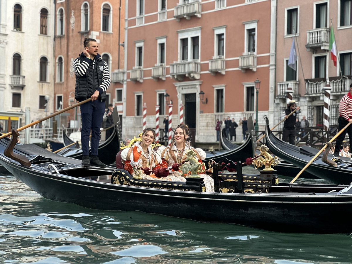 Le nostre 12 Marie splendono sul Canal Grande 👑✨

#CarnevaleVenezia2025🎭
#FestadelleMarie