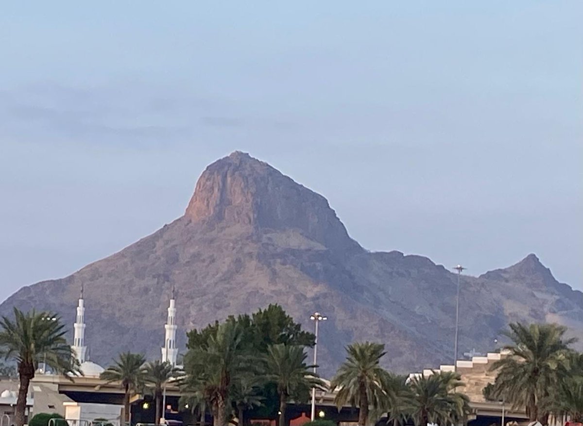 مـن هـنا شـق الهدى أكمامه
وتـهادى مـوكباً فـي موكب ِ

وأتـى الـدنيا فـرقت طـربا
وانـتشت مـن عبقه المنسكب ِ

#يوم_التأسيس
#يوم_التأسيس_السعودي
#يوم_التأسيس_السعودي_2025
#من_بدينا_وارضنا_عامره
#يوم_بدينا_1727
#السعودية_العظمى