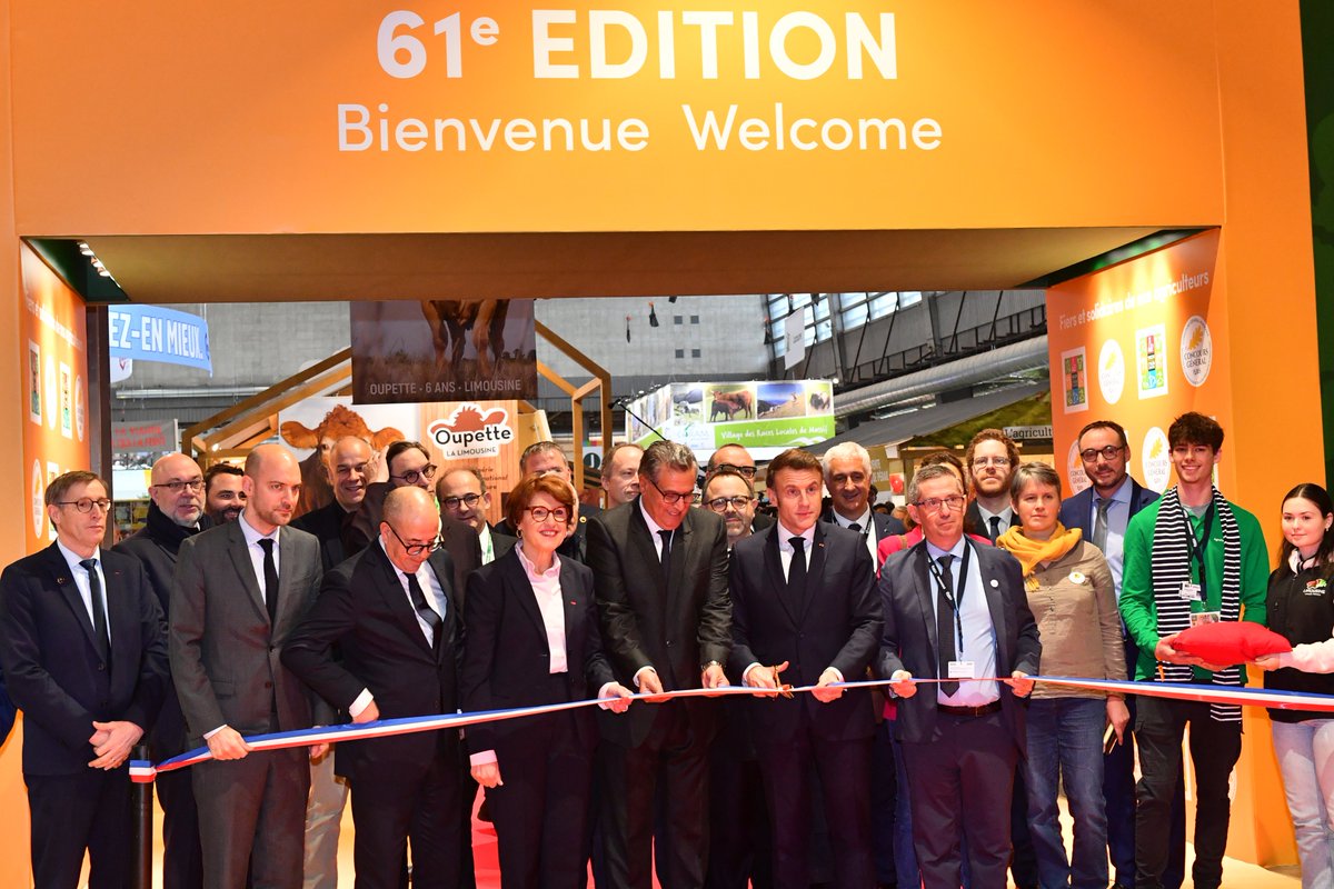 🇫🇷 Retour sur l’inauguration du #SIA2025 ! 🚜

Ce matin, <a href="/EmmanuelMacron/">Emmanuel Macron</a>, aux côtés de <a href="/JeromeDespey/">Jérôme Despey</a> et Aziz Akhannouch, a lancé l’édition 2025 du Salon ! 🌾🐂

Un moment d’échange avec agriculteurs et éleveurs pour parler avenir et innovation. ✨
