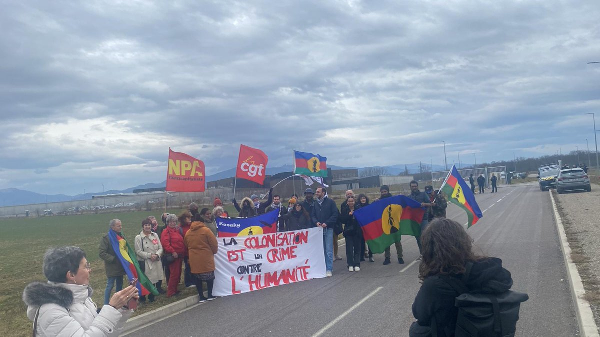 Rassemblement devant la prison de Lutterbach, où notre camarade Christian Tein est toujours enfermé a l'isolement par la justice coloniale française.