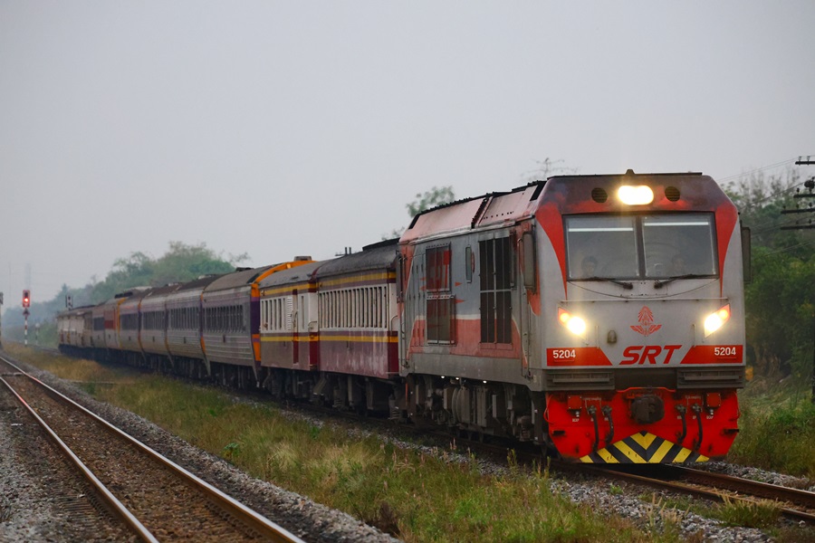 12系連結のトランからの寝台急行が夜明けの南線をゆく。なかなか目に