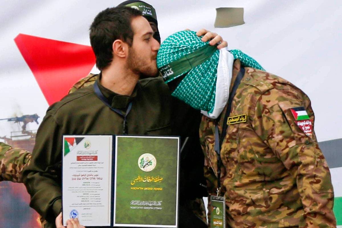 muslimnews_NG's tweet image. Israeli captive kisses Hamas fighter on his release

#Israeli captive Omer Shem Tov kisses the heads of #Hamas members before being handed over to the Int'l Red Cross as part of the seventh prisoner swap in #Gaza’s Nuseirat. This is the beauty of #Islam. 

#Palestine #ElonMusk