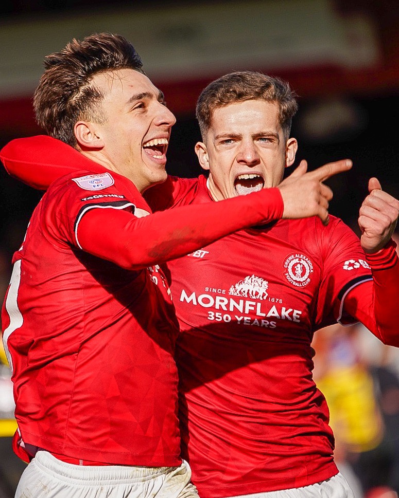 🏴󠁧󠁢󠁥󠁮󠁧󠁿🔥 | Crewe Alexandra started with EIGHT U21 players today vs Barrow… and they WON 3-0! 🚀

🧱 All U21 Defense:
🇵🇱 Filip Marschall (21, GK)
🏴󠁧󠁢󠁥󠁮󠁧󠁿 Max Conway (21, LB)
🇨🇦 Jamie Knight-Lebel (20, CB)
🏴󠁧󠁢󠁥󠁮󠁧󠁿 Connor O'Riordan (21, CB)
🏴󠁧󠁢󠁥󠁮󠁧󠁿 Lewis Billington (21, RB)

⚡ All U21 Attack:
🏴󠁧󠁢󠁥󠁮󠁧󠁿