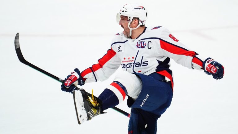 À la description du match <a href="/Capitals/">Washington Capitals</a> <a href="/penguins/">Pittsburgh Penguins</a> cet après-midi à 15h. Avec 879 buts, Alex Ovechkin n'est plus qu'à 15 buts du record de 894 de Wayne Gretzky 🎙️<a href="/TVASports/">TVA Sports</a>
