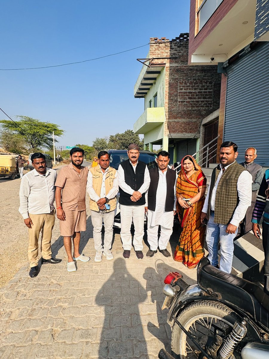 BhupendrYadav3's tweet photo. आज फरीहा स्थित आवास पर फिरोजाबाद के पूर्व विधायक माननीय अजीम भाई जी ने आशीर्वाद दिया एव #Fortuner #Legender कार के लिए शुभकामनाएं दीं।❤️❤️🙏🙏  साथ में मौजूद रहे विनोद गौतम जिला अध्यक्ष मुलायम यूथ ब्रिगेड एंड मोहित राठौर जिलाध्यक्ष युवजन सभा, रोमा यादव #फिरोजाबाद #समाजवादी_पार्टी #AkhileshYadav @yadavakhilesh @akshayyadavmp @socialistaditya