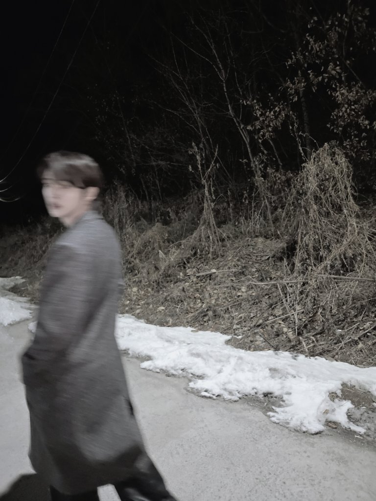 차가운 밤공기 wrapping around me like an old friend, no words needed.