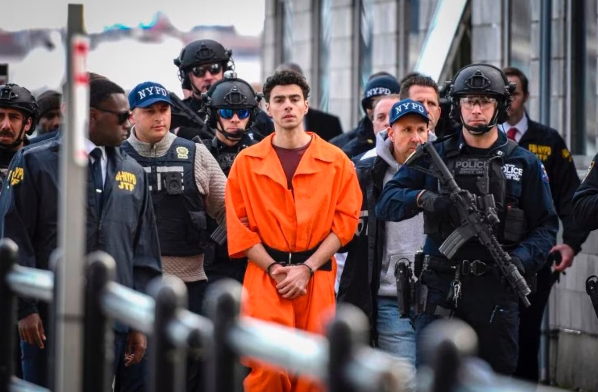 💥 La ética en el banquillo: el caso Mangione y las aseguradoras de salud 💥

El 4 de diciembre de 2024, Brian Thompson, CEO de UnitedHealthcare, la aseguradora con más rechazos médicos en EE.UU., fue asesinado en Nueva York. Un hombre le disparó por la espalda y dejó un mensaje