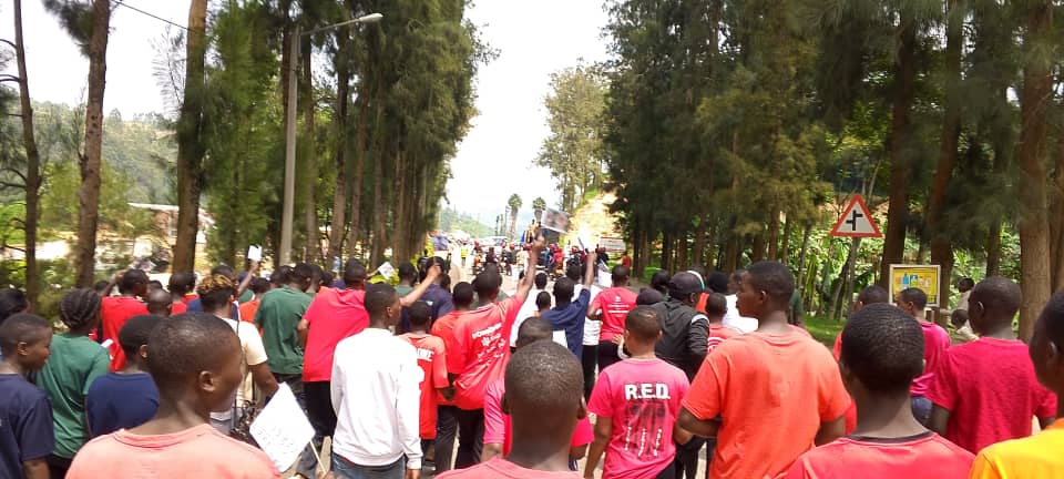 Ku bufatanye bw'inzego z'urubyiruko (<a href="/nyc_gakenke/">National Youth Council Gakenke District 🇷🇼</a> ,<a href="/RYVCPGakenke/">RYVCP GAKENKE</a> n'urugaga muri <a href="/GakenkeRpf/">RPF/GAKENKE DISTRICT</a>) hakozwe urugendo rushimangira ko urubyiruko ruri kumwe na H.E <a href="/PaulKagame/">Paul Kagame</a> mu rugendo rwo gukomeza kubaka Igihugu.

Intero y'Urubyiruko ni imwe: Ni we dukesha umutekano.
#TuriKumwe