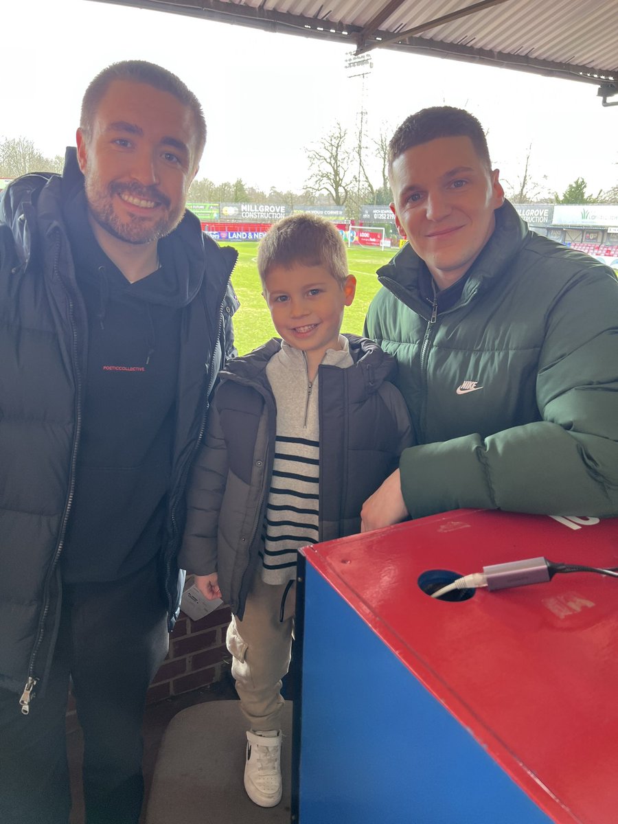 Poolyfluff's tweet image. Carter’s first ever Pools game this afternoon and loving every minute of it…. Many thanks to @RobLawTees @StellingRobbie @Official_HUFC @ManiD10 for making it so special.
Hope you enjoy the birthday cake at half time Rob / Robbie 😂 - he’d love a shout out 🙏⚽️