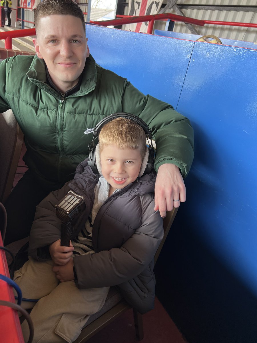 Poolyfluff's tweet image. Carter’s first ever Pools game this afternoon and loving every minute of it…. Many thanks to @RobLawTees @StellingRobbie @Official_HUFC @ManiD10 for making it so special.
Hope you enjoy the birthday cake at half time Rob / Robbie 😂 - he’d love a shout out 🙏⚽️